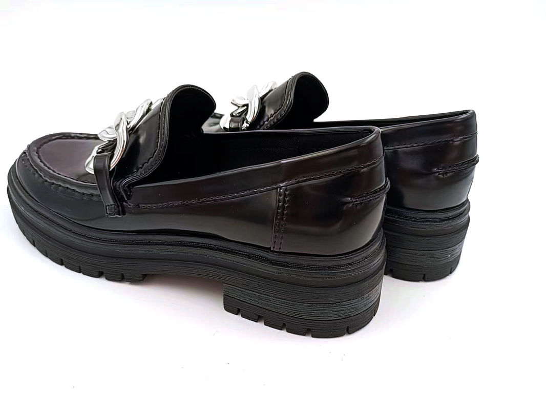 Loafers de dedo redondo para mulheres tipo salto plano com parte superior de couro