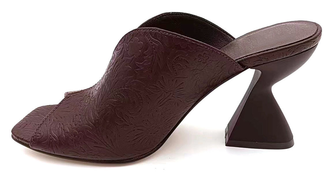 Mulher de PU floral em relevo vintage com linha superior em forma de V e calcanhar de bloco esculpido