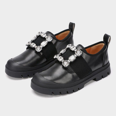 Elegantes sapatos de plataforma feminina de cor vermelha com sola exterior de borracha
